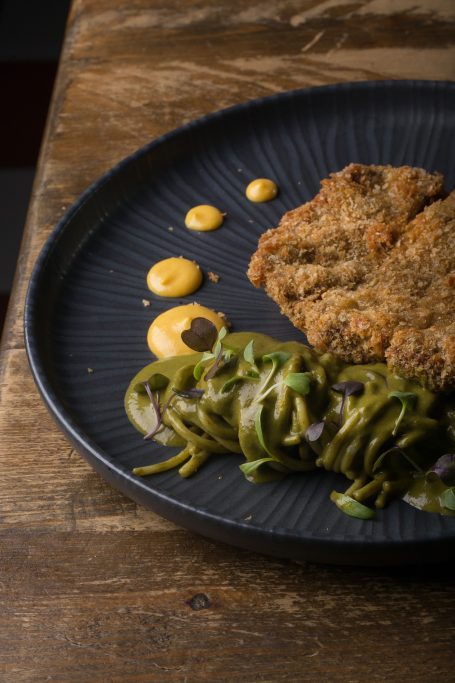 Milanesa de ternera  con tallarines verdes 